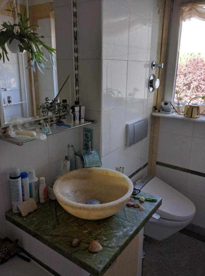 Weltoffenes Privates Gaestezimmer Bei Lgbtq Freundlichen Gastgeber Der Mit In Der Wohnung Lebt Berlin Eksteriør billede
