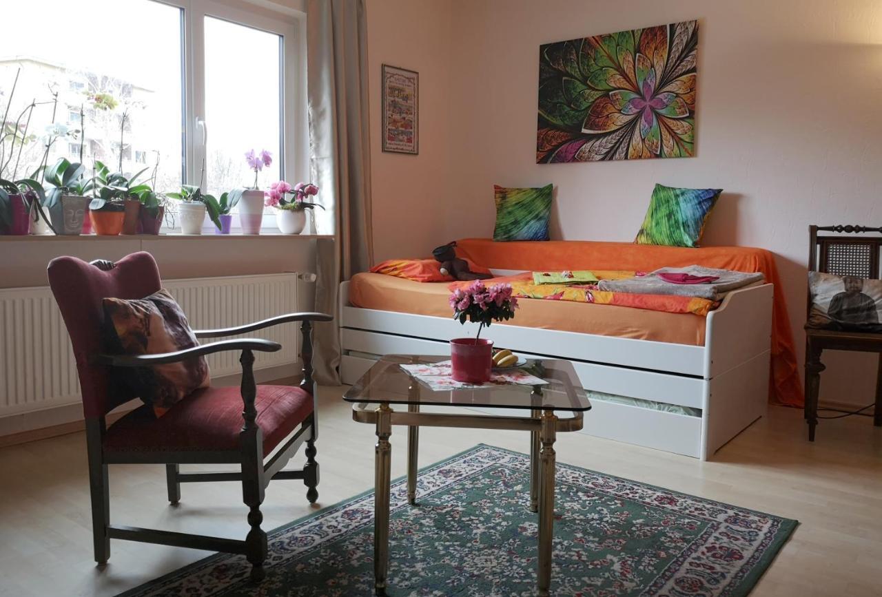 Weltoffenes Privates Gaestezimmer Bei Lgbtq Freundlichen Gastgeber Der Mit In Der Wohnung Lebt Berlin Eksteriør billede
