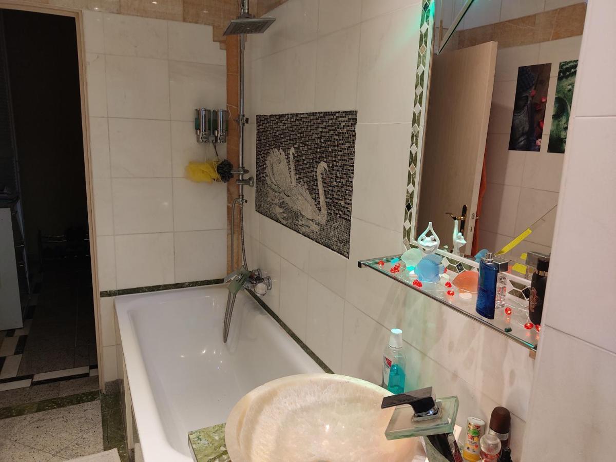 Weltoffenes Privates Gaestezimmer Bei Lgbtq Freundlichen Gastgeber Der Mit In Der Wohnung Lebt Berlin Eksteriør billede