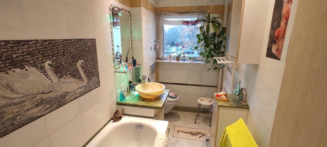 Weltoffenes Privates Gaestezimmer Bei Lgbtq Freundlichen Gastgeber Der Mit In Der Wohnung Lebt Berlin Eksteriør billede