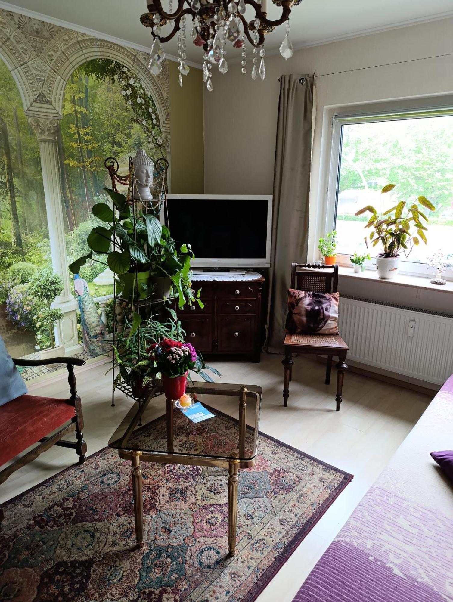 Weltoffenes Privates Gaestezimmer Bei Lgbtq Freundlichen Gastgeber Der Mit In Der Wohnung Lebt Berlin Eksteriør billede